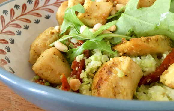 COUS COUS DI CAVOLFIORE CON RUCOLA, POMODORI SECCHI, POLLO E PINOLI COUS COUS DI CAVOLFIORE CON RUCOLA, POMODORI SECCHI, POLLO E PINOLI