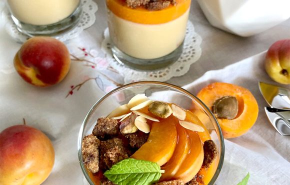 BICCHIERINO CON BAVARESE ALLO YOGURT E ALBICOCCHE BICCHIERINO CON BAVARESE ALLO YOGURT E ALBICOCCHE