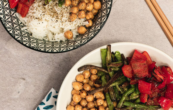 POKE BOWL DI RISO BASMATI, FAGIOLINI CROCCANTI, CECI E PEPERONI SPEZIATI POKE BOWL DI RISO BASMATI, FAGIOLINI CROCCANTI, CECI E PEPERONI SPEZIATI