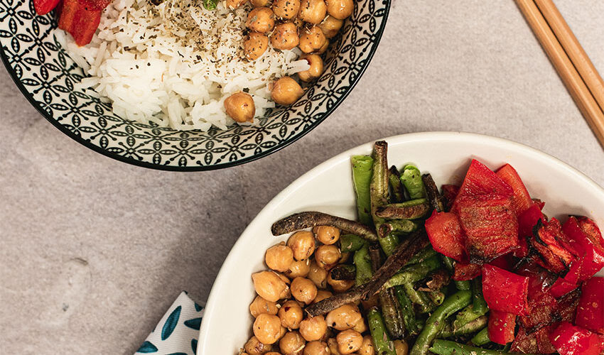 POKE BOWL DI RISO BASMATI, FAGIOLINI CROCCANTI, CECI E PEPERONI SPEZIATI